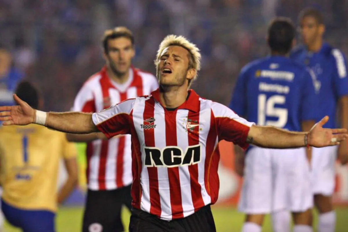 Gastón Fernández celebra su gol para Estudiantes ante Cruzeiro en la final de la Libertadores 2009