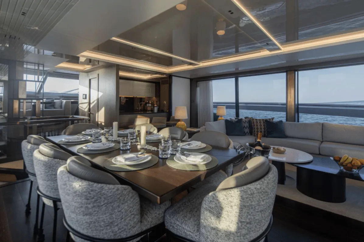 interior del yate
