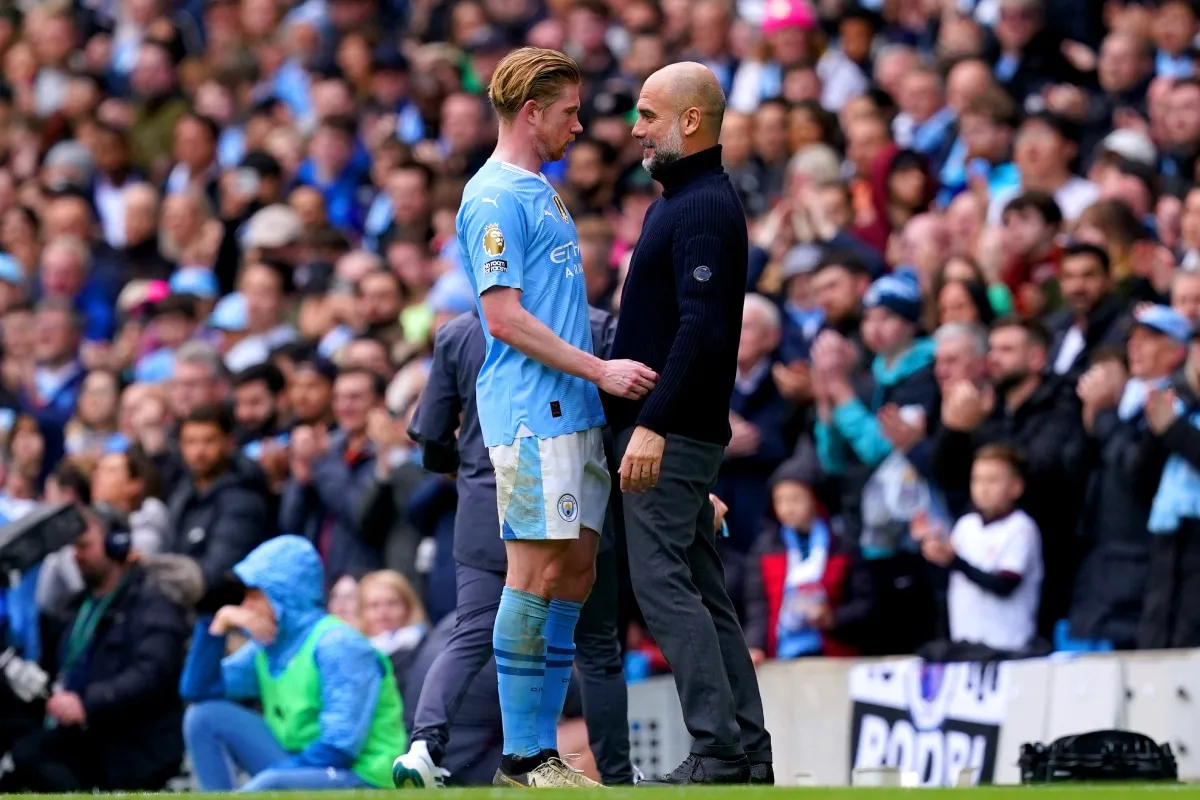 Pep Guardiola y Kevin de Bruyne en Manchester City