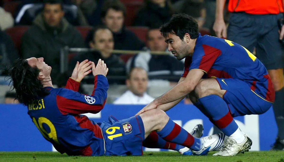 Deco (re.) kümmert sich um den verletzt zu Boden sinkenden Lionel Messi (beide Barcelona) – PUBLICATIONxINxGERxSUIxRUSx