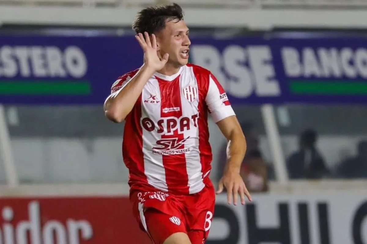 Enzo Roldán con la camiseta de Unión de Santa Fe
