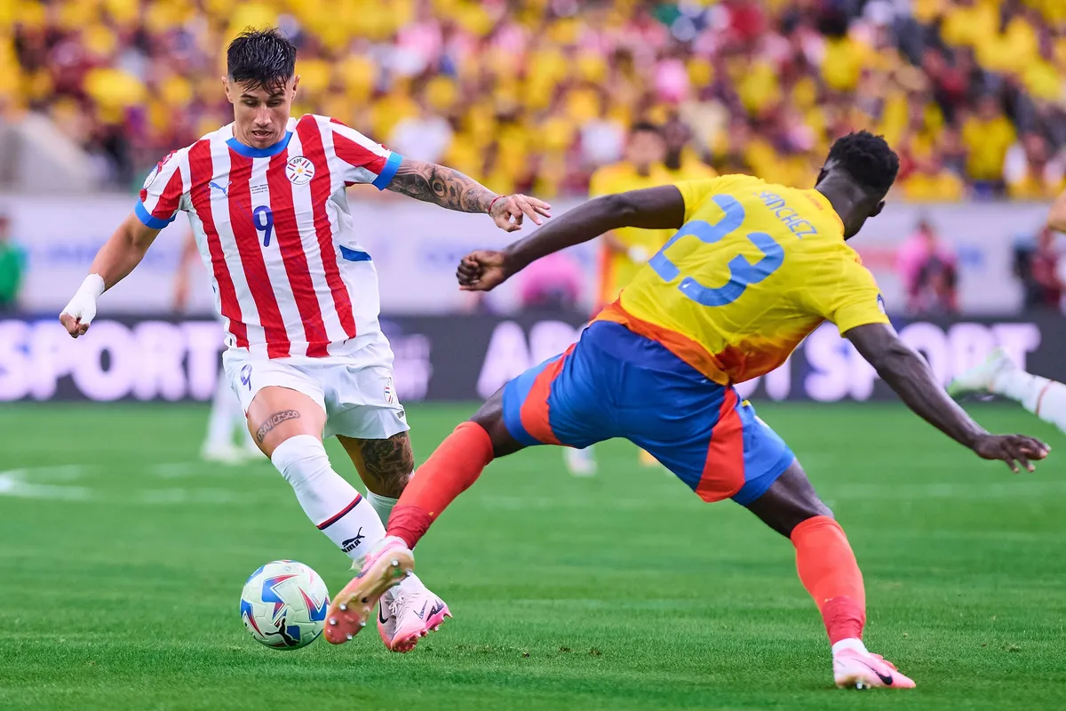RECORD DATE NOT STATED Copa America USA 2024 Colombia vs Paraguay Adam Bareiro (L) of Paraguay fights for the Davinson S