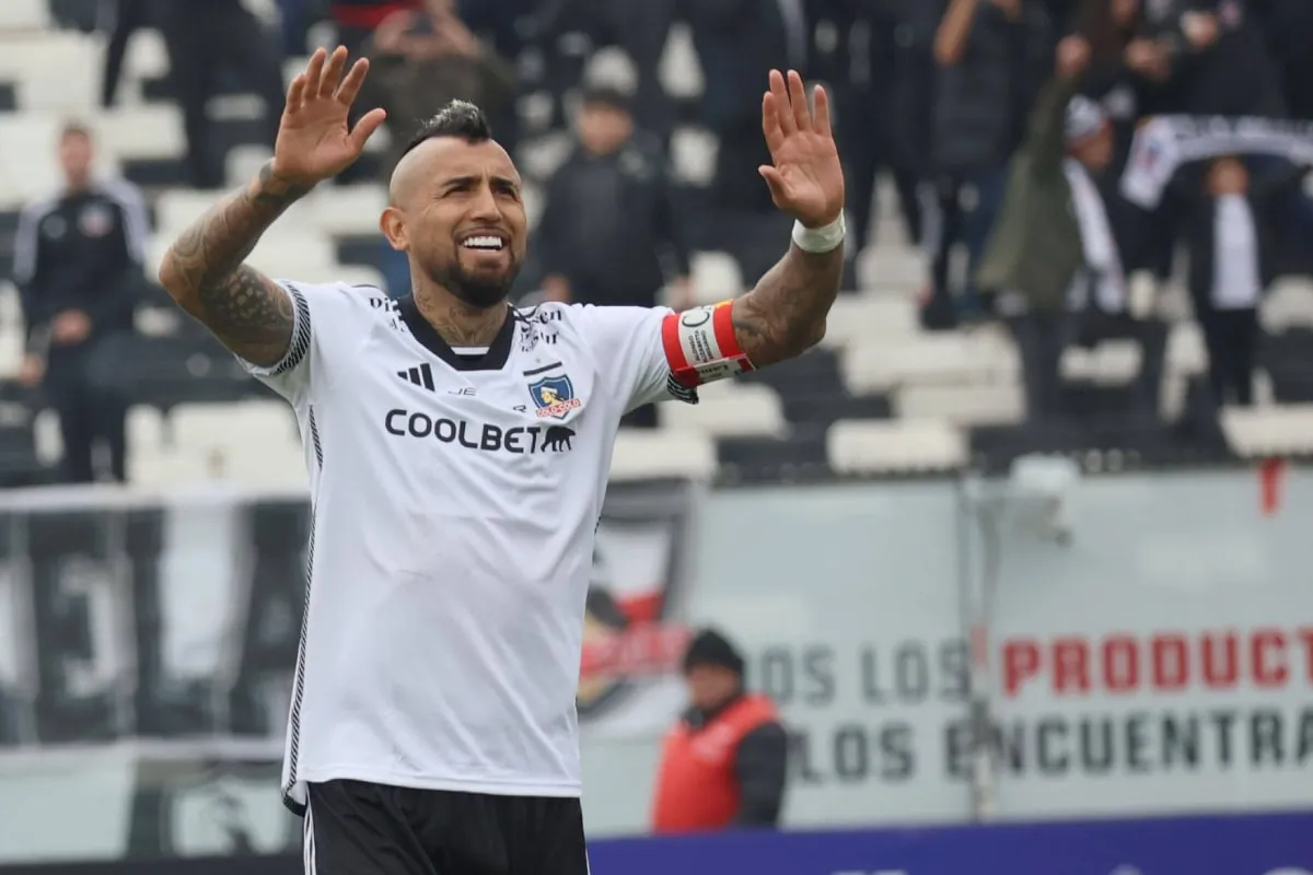 Arturo Vidal con la camiseta de Colo Colo
