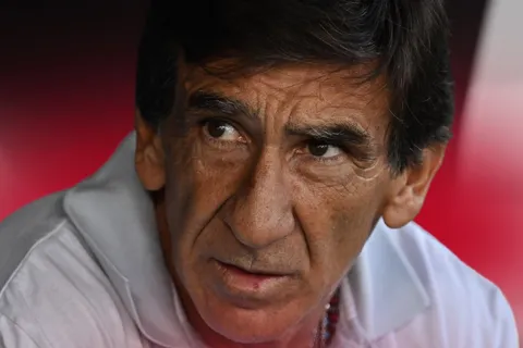 Costas lo sufre: la salida que obliga a Racing a reorganizar su mercado de pases