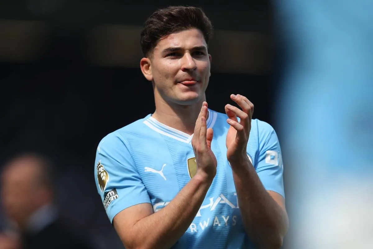 Julián Álvarez se va de Manchester City