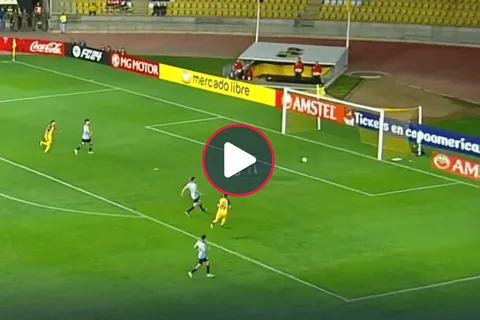 Video: el insólito blooper de García Basso que terminó en gol en contra de Racing