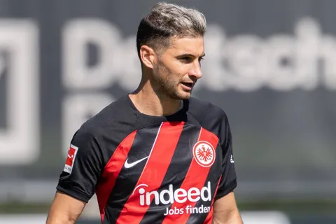 Refuerzos Estudiantes: Lucas Alario es el nuevo objetivo de Gillett y un detalle juega a favor del Pincha