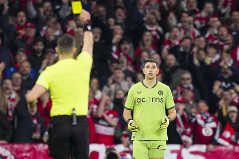 La sanción que recibió Dibu Martínez tras el partido contra Lille