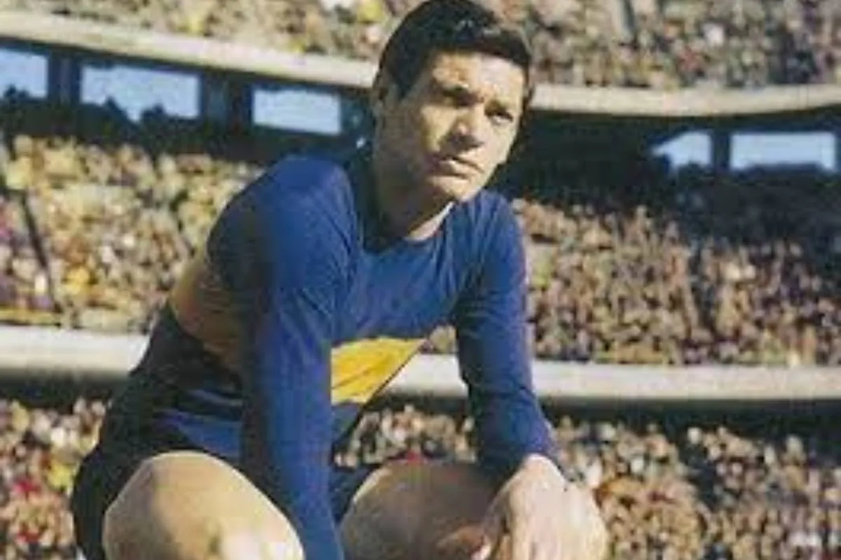 Hugo Curioni posando en La Bombonera con los colores de Boca