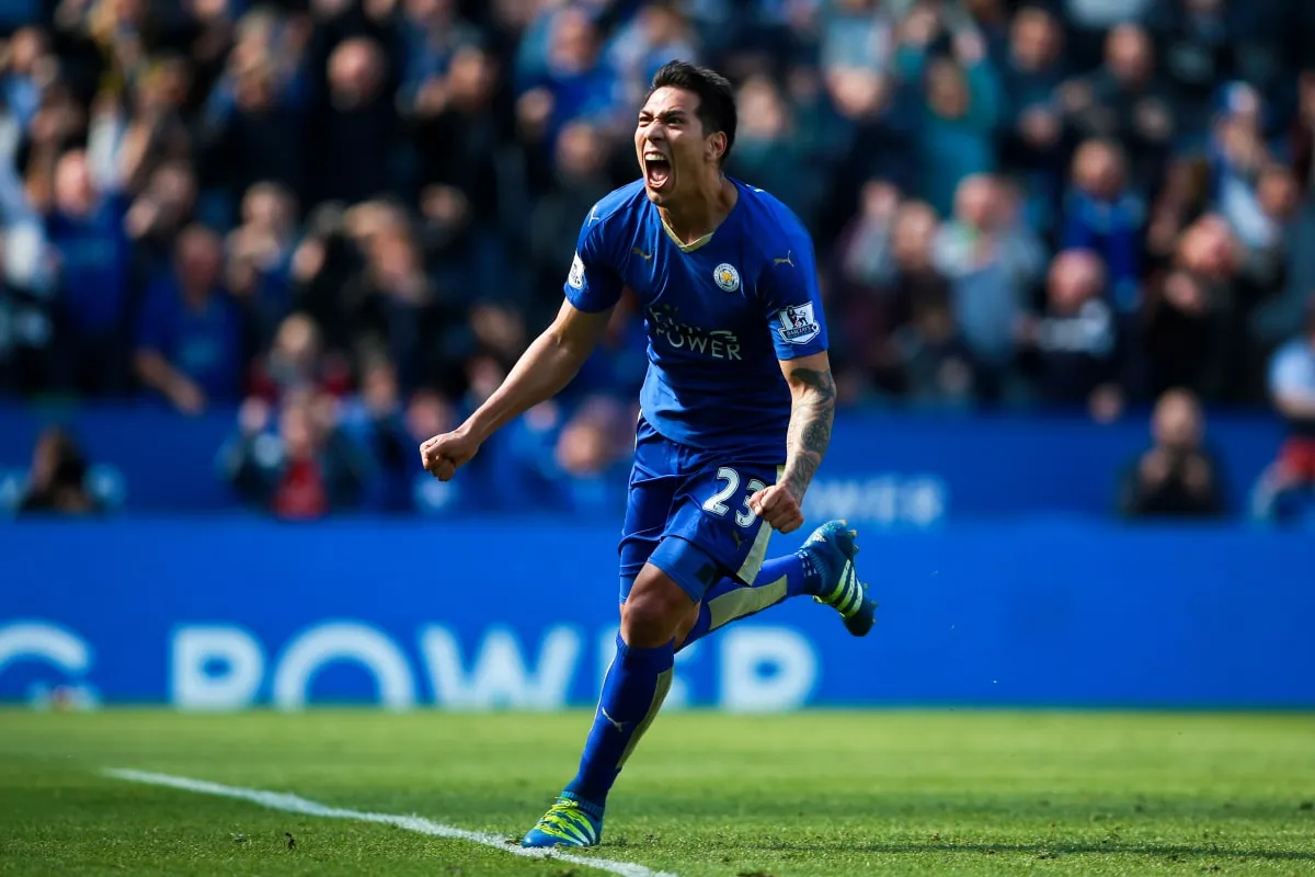 Leonardo Ulloa festejando un gol en Leicester City