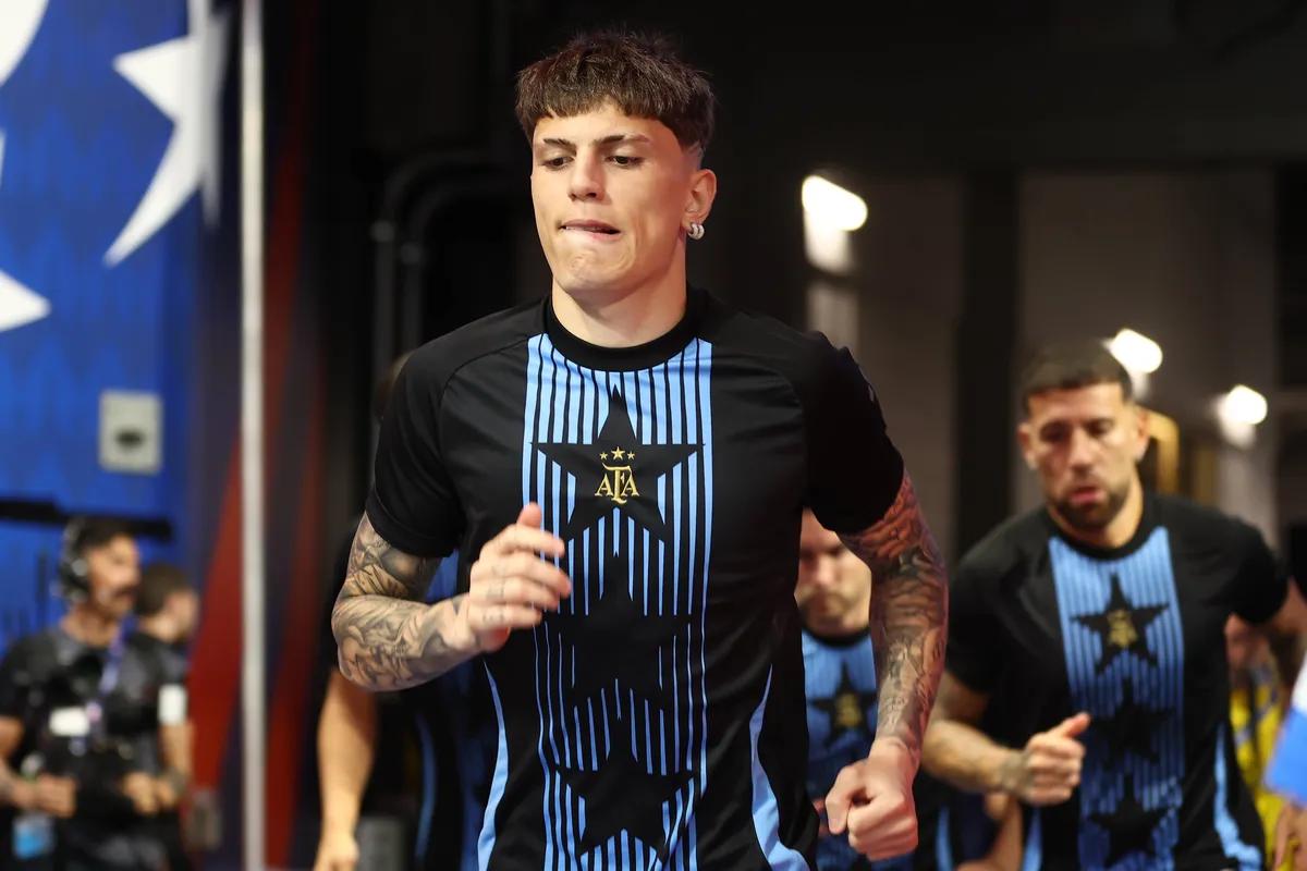 Argentina™s Alejandro Garnacho (L) and teammates make excersices during the warm up before the Copa America USA 2024, gr