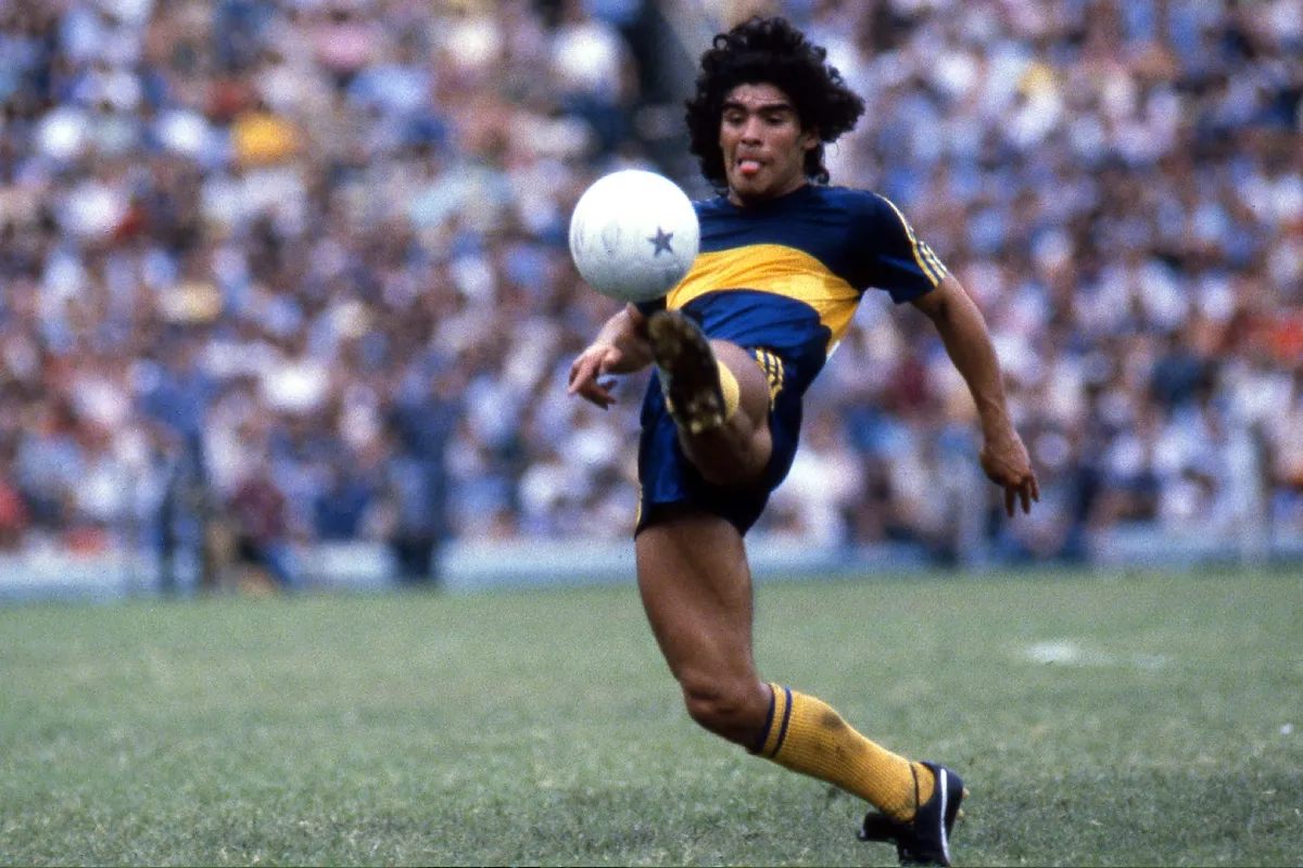 Diego Maradona con la camiseta de Boca Juniors en La Bombonera