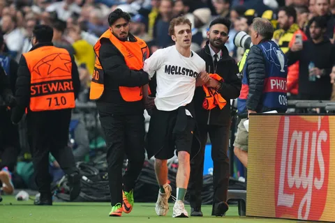 Insólito: Tres hinchas invadieron Wembley al inicio de la final de Champions