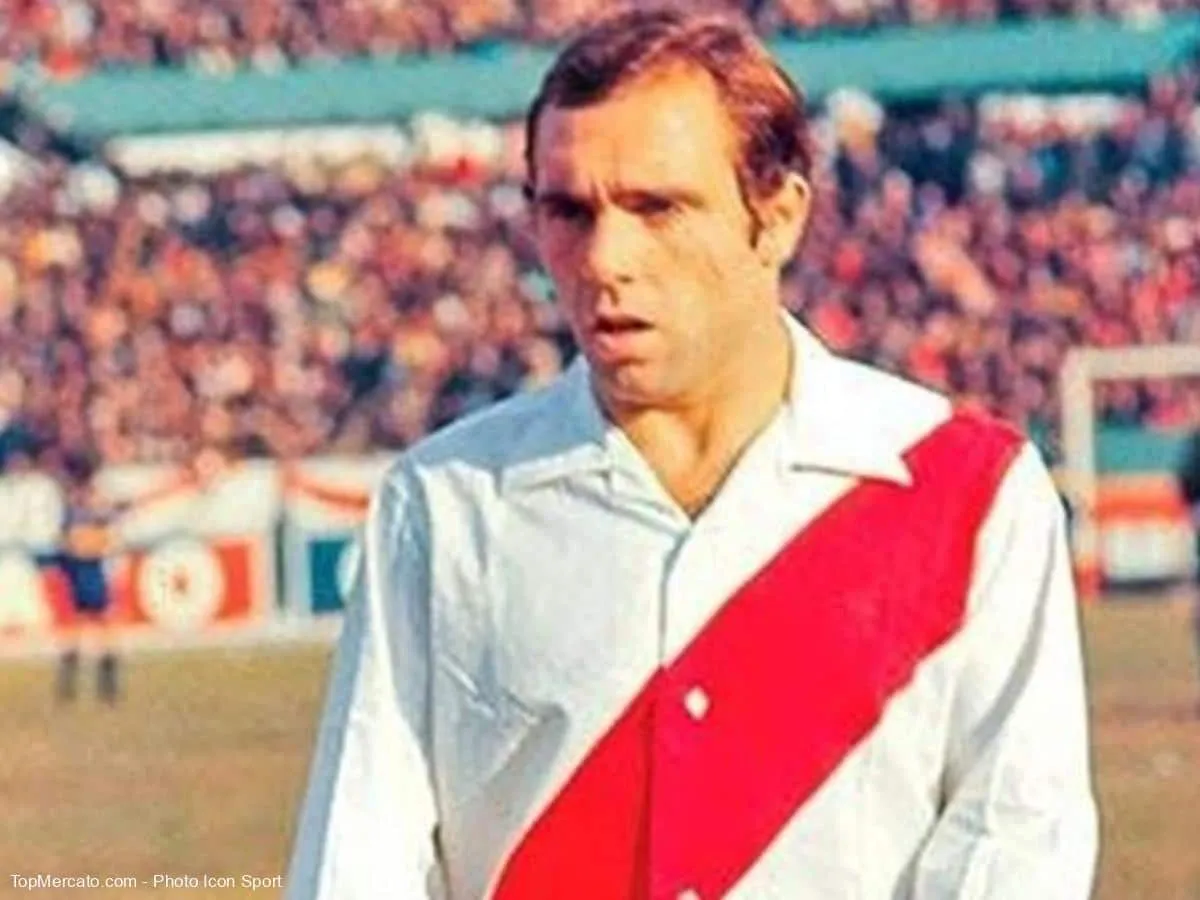 Daniel Onega vistiendo el manto sagrado de River Plate