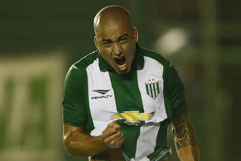 Refuerzos Banfield: Santiago Silva se ofreció para volver a jugar en el Taladro con 44 años