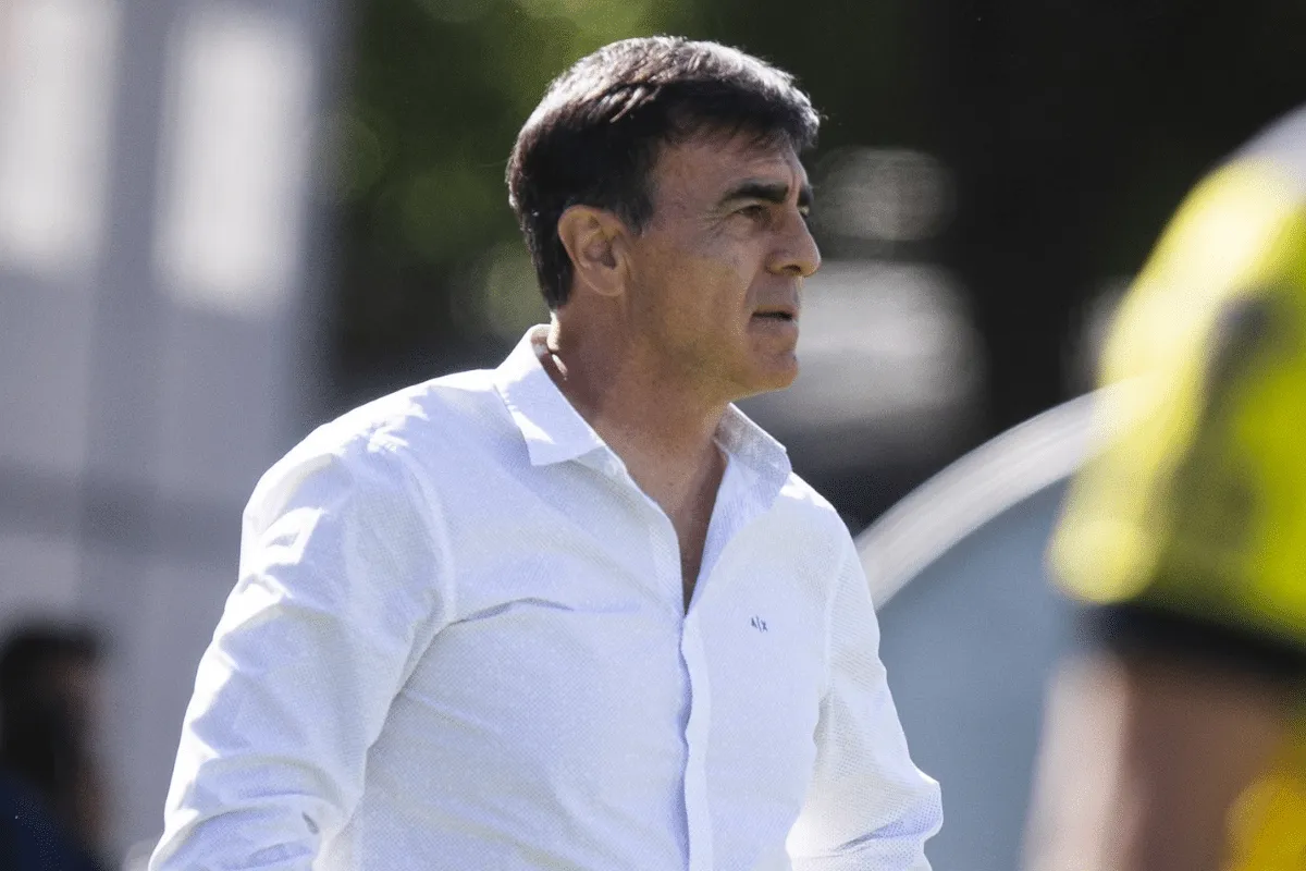 Gustavo Quinteros, DT de Vélez, con el futuro en el aire