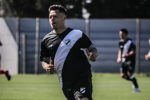 Insólito pero real: Mauro Zárate no llegará a Blooming por este motivo