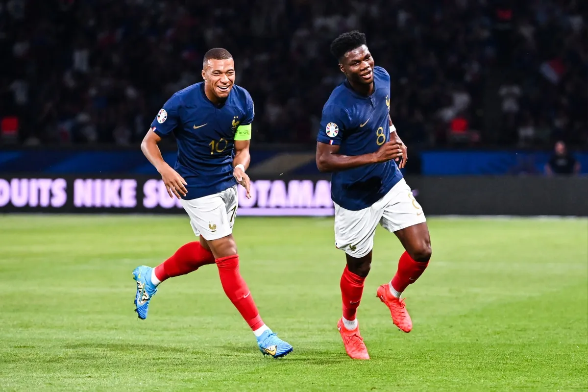 Kylian Mbappé y Aurélien Tchouaméni en la Selección de Francia