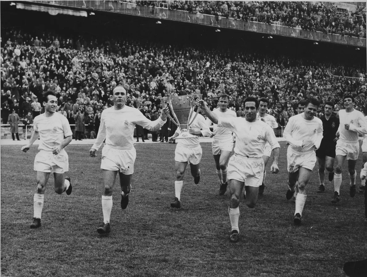 CHAMPIONS. -Real Madrid, after beating Valencia at the Santiago Bernabéu stadium, by 4 goals to 1, in the last match of