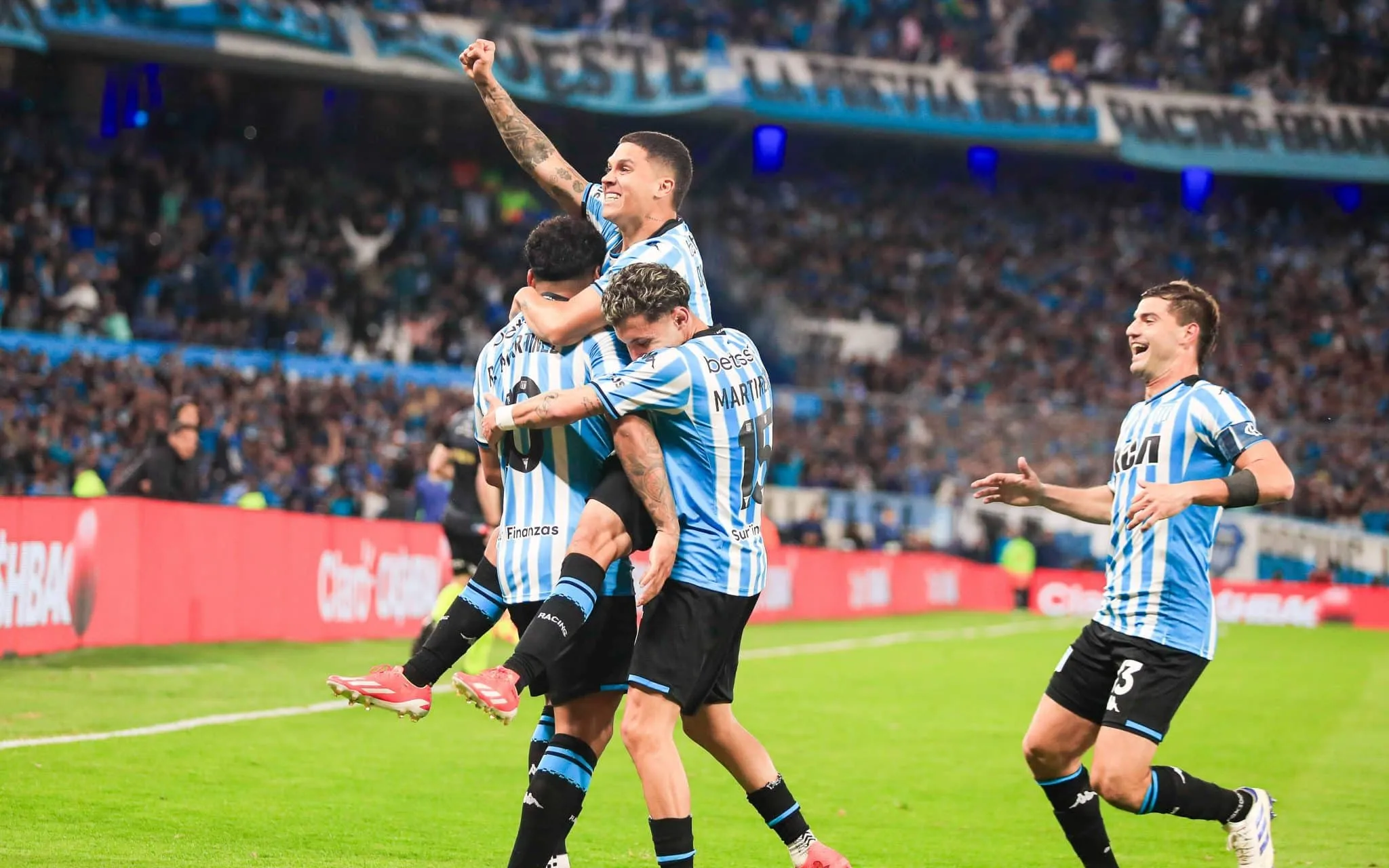 Liga Profesional de Futbol – Roger Beyker Martinez de Racing Club festeja su gol y el 2-1 para su equipo con sus compane