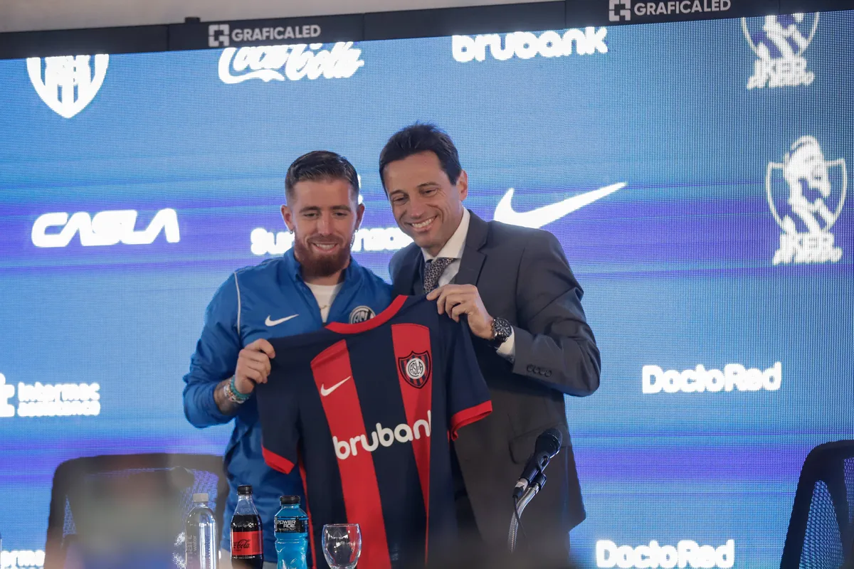 San Lorenzo Unveils New Signing Iker Muniain Iker Muniain, the new signing, poses with Marcelo Moretti, President of San