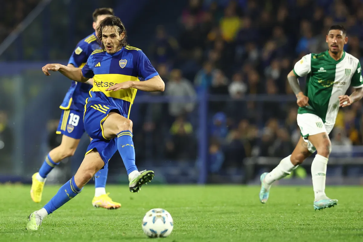Boca Juniors Uruguayan forward Edinson Cavani (L) shots next the ball during the Argentine Professional Football League
