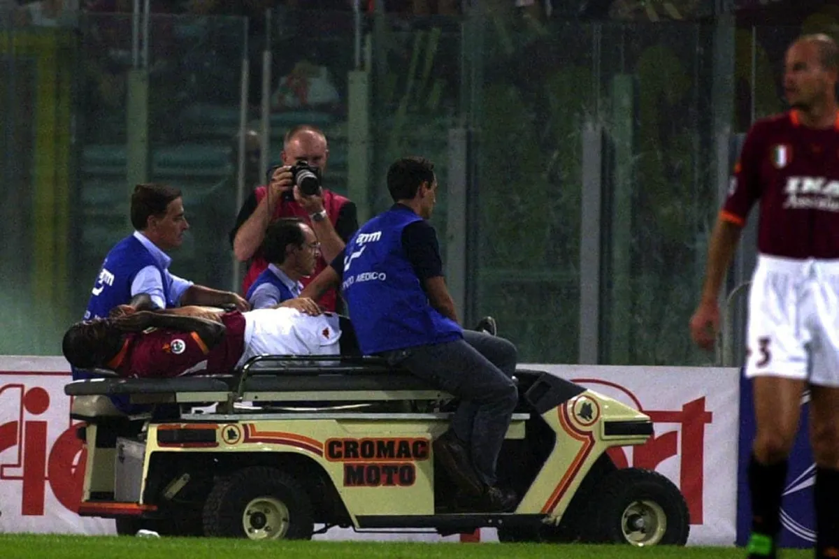 Saliou Lassissi, jugador de la Roma, se retira en camilla del campo de juego tras una entrada del "Chipi" Barijho.