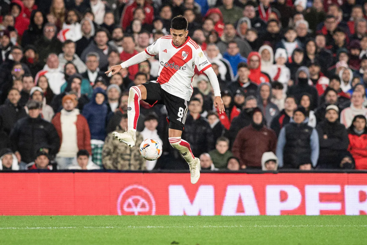 River Plate vs Talleres – Copa CONMEBOL Libertadores 2024 Maximiliano Meza of River Plate drives the ball during the Cop