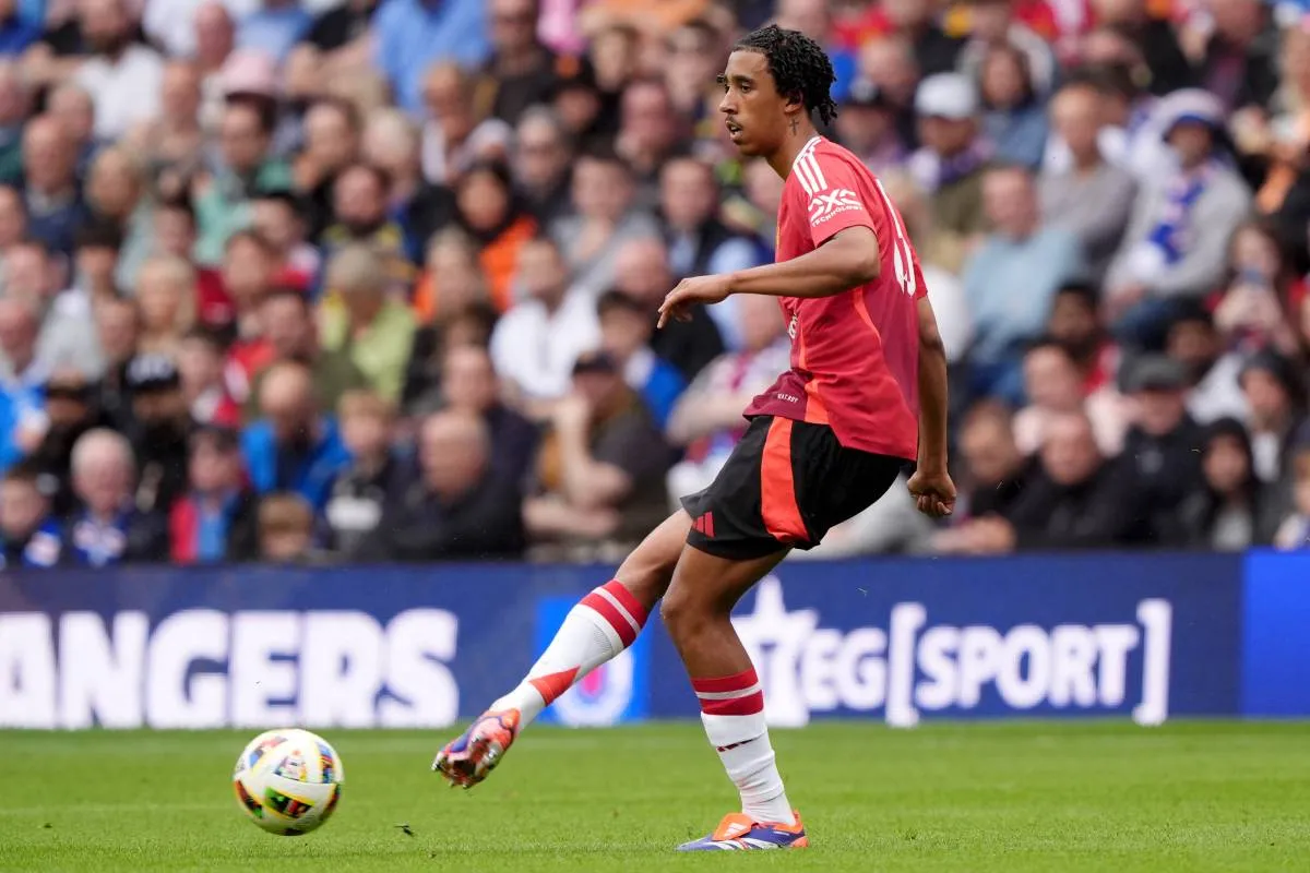 Leny Yoro, fichaje del Manchester United