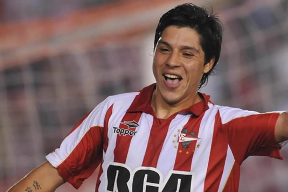 Enzo Pérez festejando un gol en Estudiantes de La Plata en 2009