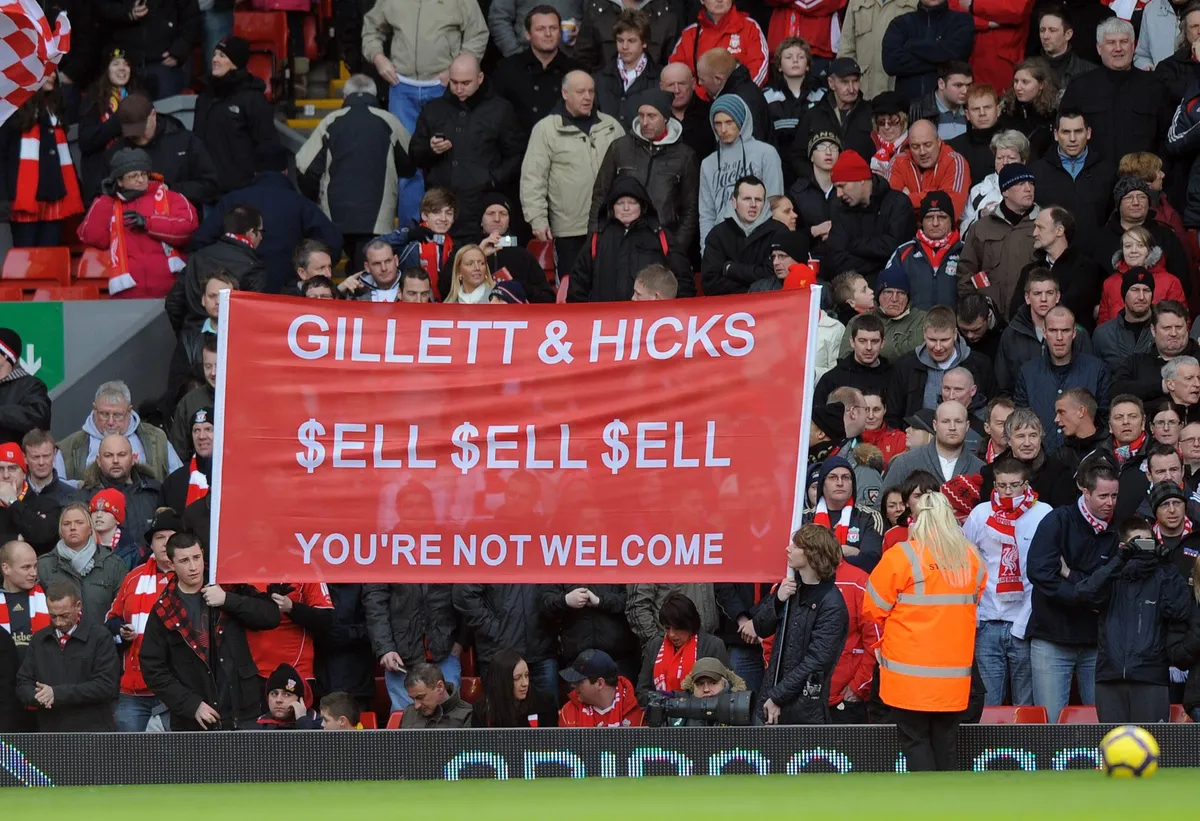 Los hinchas de Liverpool protestando la gestión de Gillett