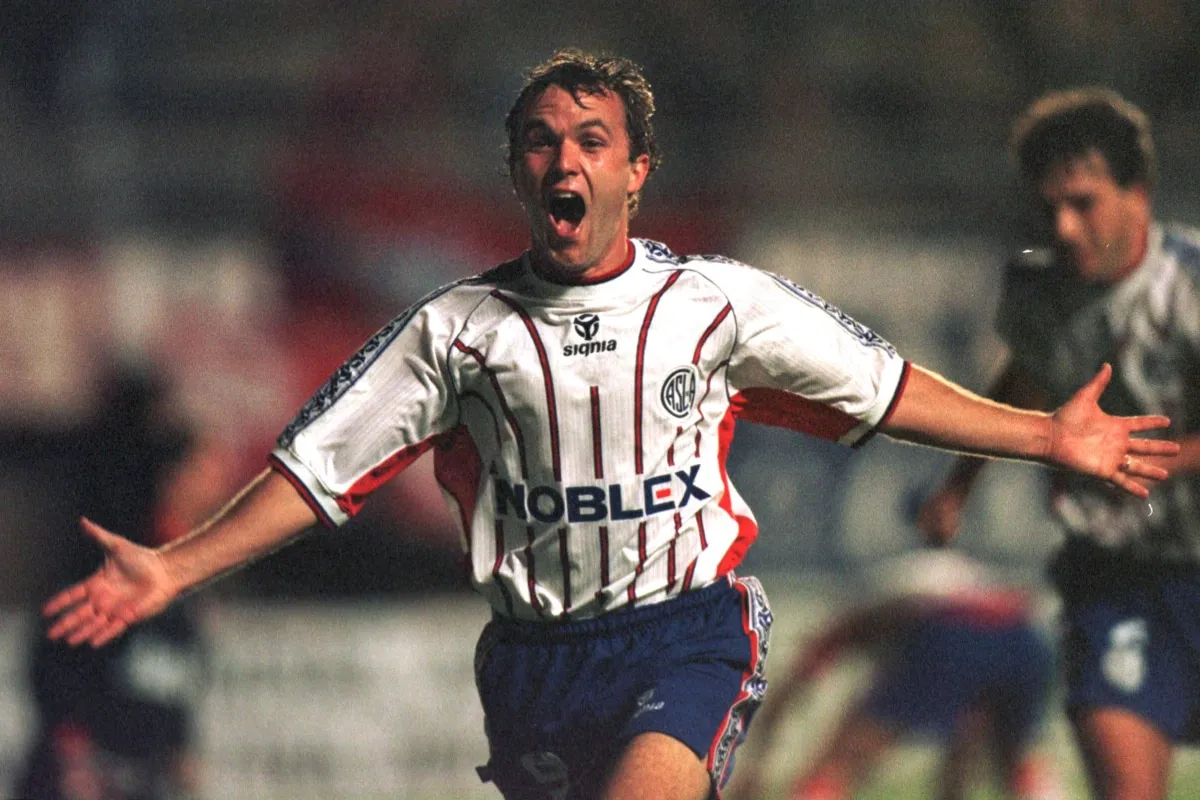 Bernardo Romeo gritando un gol con la camiseta de San Lorenzo