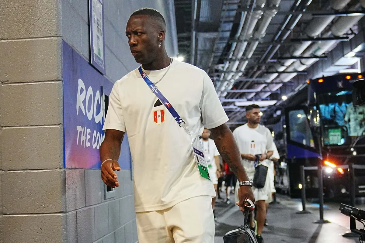 Luis Advíncula se lesionó con la Selección de Perú