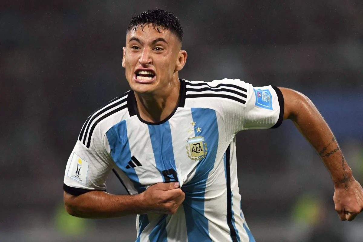 Alejo Véliz con la camiseta de la Selección Argentina