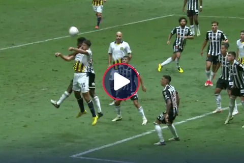 Video: el penal que no le cobraron a Rosario Central en el último minuto contra Atlético Mineiro