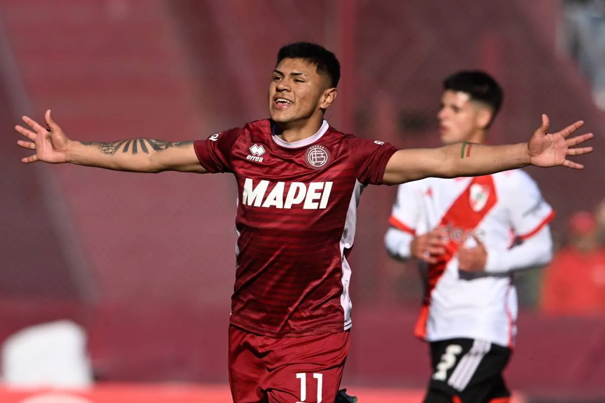 Dylan Aquino, joya de Lanús