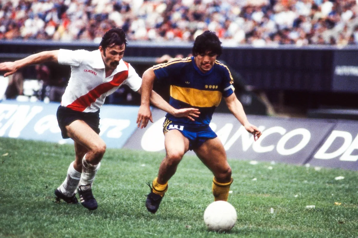 Diego Maradona en un superclásico entre Boca y River