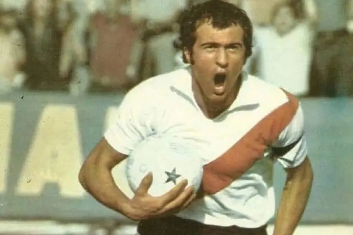 Carlos Morete festejando un gol con la camiseta de River Plate
