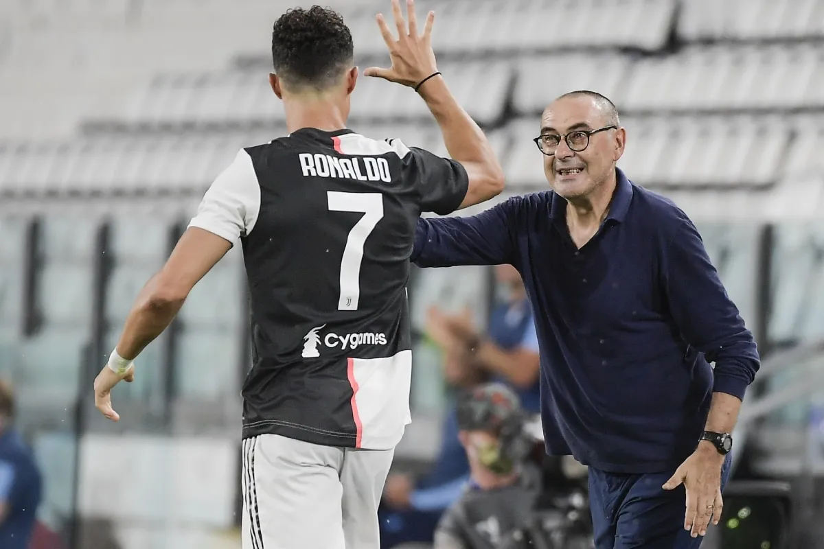 Maurizio Sarri, DT que quiere dirigir a Boca, con Cristiano Ronaldo en Juventus