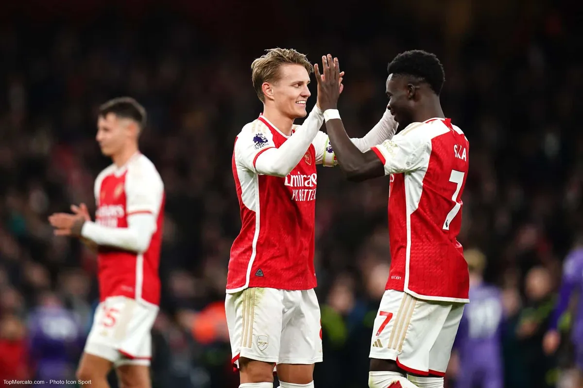 Bukayo Saka celebrando un gol en Arsenal