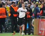 Insólito: Tres hinchas invadieron Wembley al inicio de la final de Champions