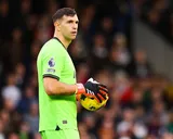 Dibu Martínez vivió una pesadilla contra el Tottenham de Cuti Romero