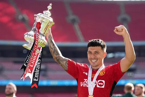 “¡Argentina!”: la ovación de los hinchas de Manchester United a Lisandro Martínez por su gran actuación en la FA Cup