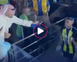 Insólito: un jugador del equipo de Gallardo le tiró agua a un hincha y le respondió con latigazos