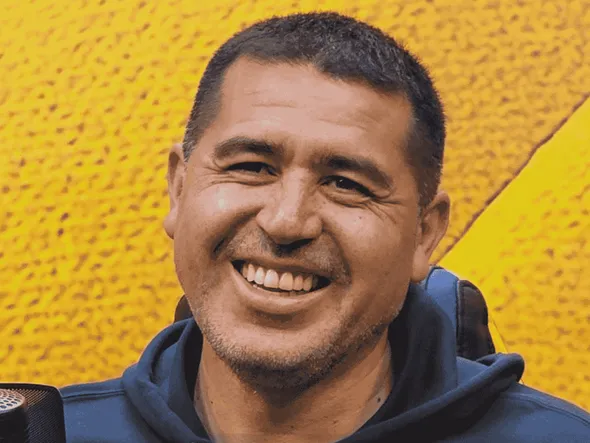 Refuerzos Boca: Riquelme ofertó por un volante argentino que juega en Sudamérica y un detalle juega a favor del Xeneize
