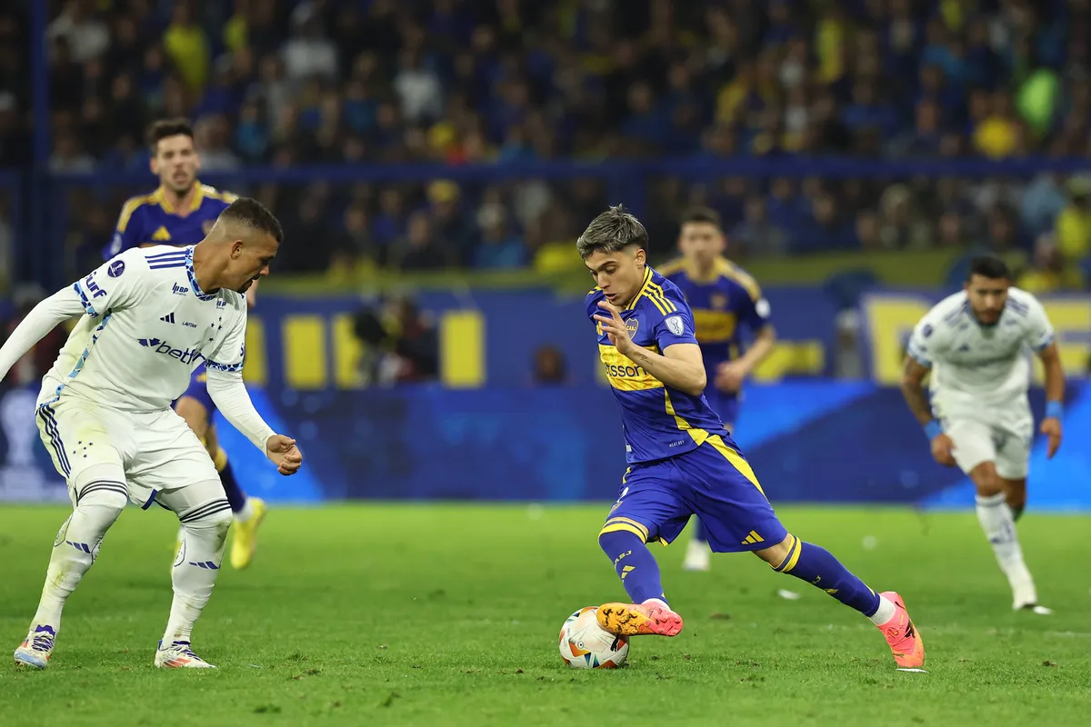 Argentina s Boca Juniors forward Ezequiel Zeballos (R) controls the ball next Brazil s Cruzeiro defender Ze Ivaldo (L) d