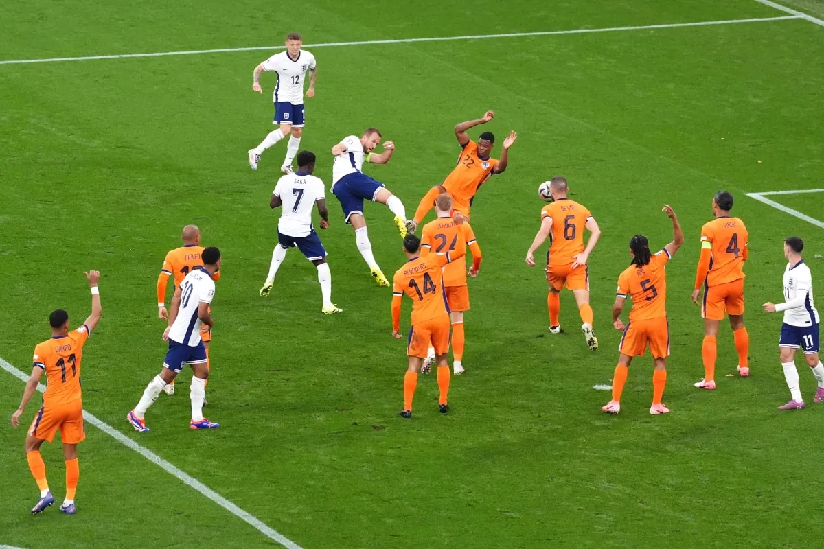 El penal de Denzel Dumfries a Harry Kane