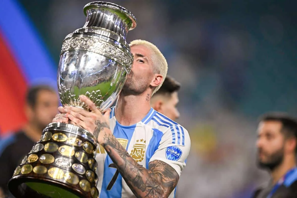 Rodrigo de Paul con el título de la Copa América 2024