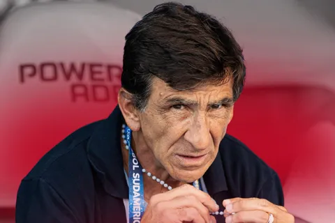 Costas toma una inesperada decisión: los 4 puestos que prioriza Racing en el mercado de pases