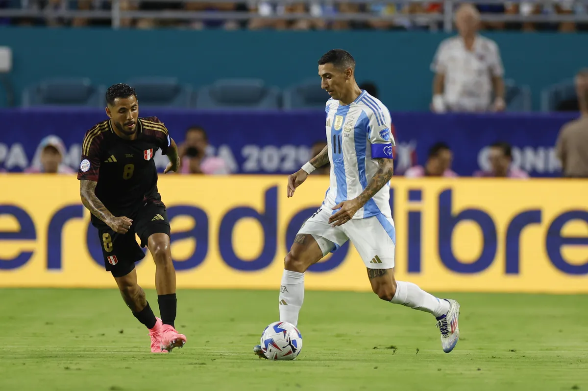 MIAMI GARDENS, FL – JUNE 29: Argentina forward Ãngel Di Maria (11) dribbles during the game between Argentina and Peru